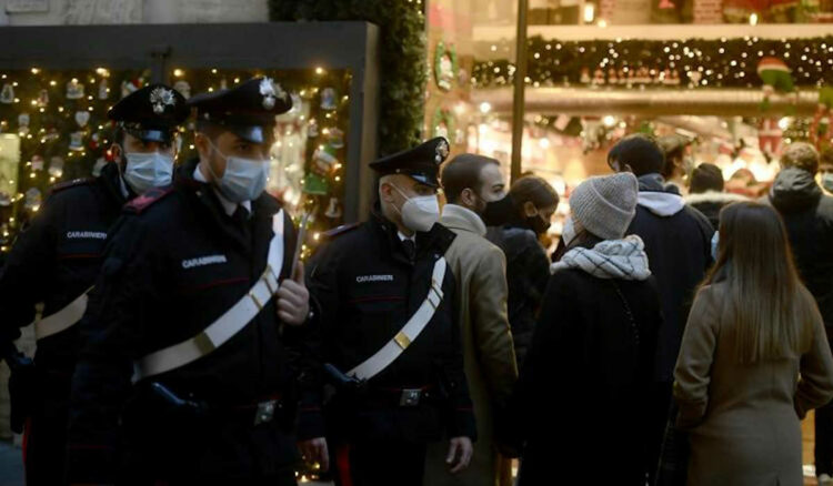 Roma, troppa folla nella centralissima via del Corso. I poliziotti hanno chiuso la strada dello shopping nel cuore della Capitale