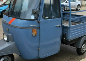 Ruba dei soldi e fugge con la motoape: arrestato