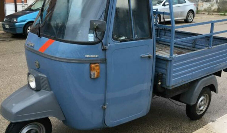 Ruba dei soldi e fugge con la motoape: arrestato