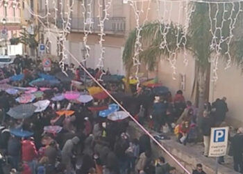 Santa Lucia a Comiso: A ittata re nuciddi ciama ranni e picciriddi