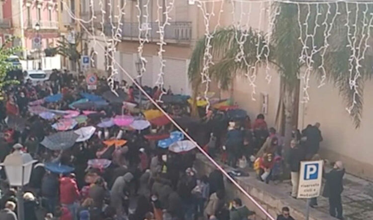 Santa Lucia a Comiso: A ittata re nuciddi ciama ranni e picciriddi