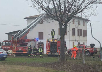 Ultraleggero cade su una casa: morto il pilota