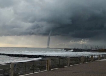 Una grande tromba marina al largo di Fiumicino