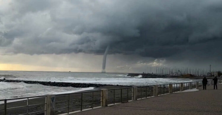 Una grande tromba marina al largo di Fiumicino