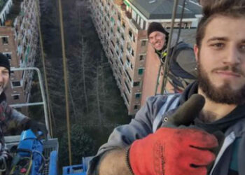 Una gru cade in via Genova a Torino: 3 morti