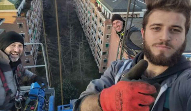 Una gru cade in via Genova a Torino: 3 morti