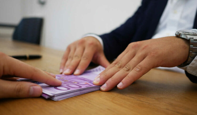 Uso contanti 2022, nuovi limiti prelievo e nuove regole per pagamenti da 1 gennaio