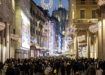 Variante Omicron in Italia, nuova stretta per mascherina, tamponi e green pass più breve