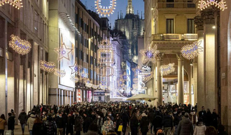 Variante Omicron in Italia, nuova stretta per mascherina, tamponi e green pass più breve