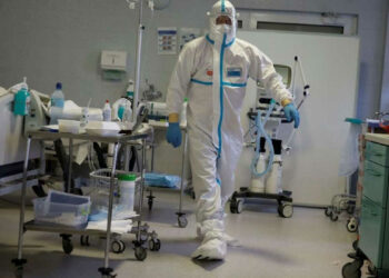 "La variante Omicron corre" anche in Italia e "ci sarà un impatto, come già si vede, prima sui ricoveri in area media e poi sulle terapie intensive".