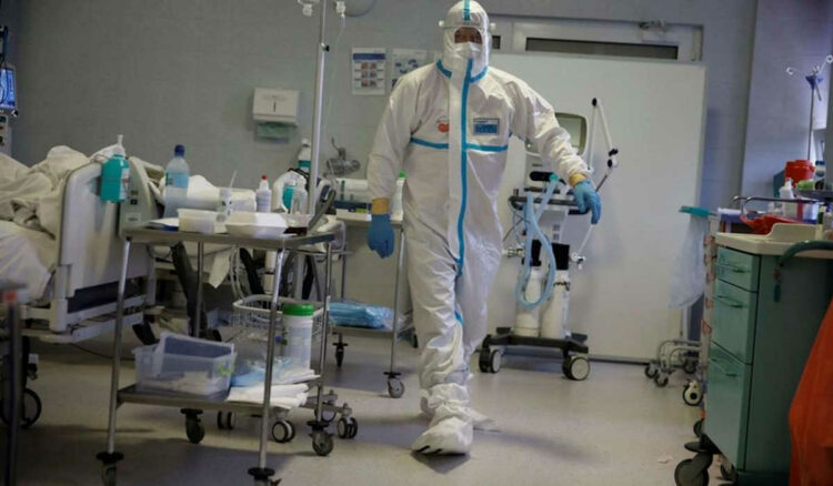 "La variante Omicron corre" anche in Italia e "ci sarà un impatto, come già si vede, prima sui ricoveri in area media e poi sulle terapie intensive".