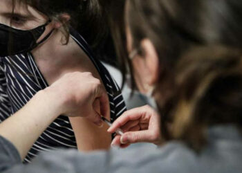 Variante Omicron, terza dose vaccino Pfzer e Moderna: sintomi e effetti