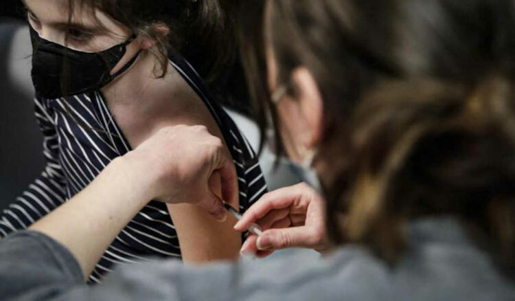 Variante Omicron, terza dose vaccino Pfzer e Moderna: sintomi e effetti