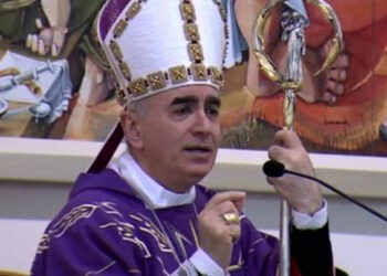 Vescovo di Noto ai bambini: Babbo Natale non esiste, vestito scelto da CocaCola