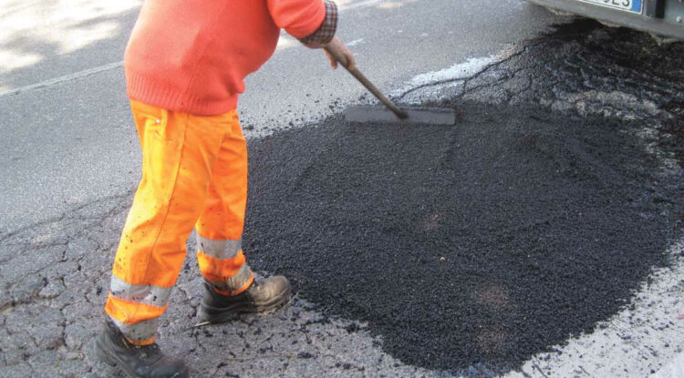 Vittoria, asfalto a freddo per coprire le buche: non regge