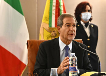 Covid Sicilia, nuova ordinanza di Musumeci: obbligo di mascherine e restrizioni