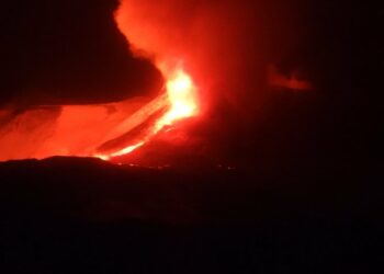 Etna: attività stromboliana dal cratere Sud-Est