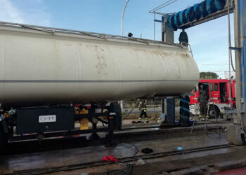 Scendono dentro autocisterna e rimangono storditi dai vapori, salvati sulla Vittoria-Acate