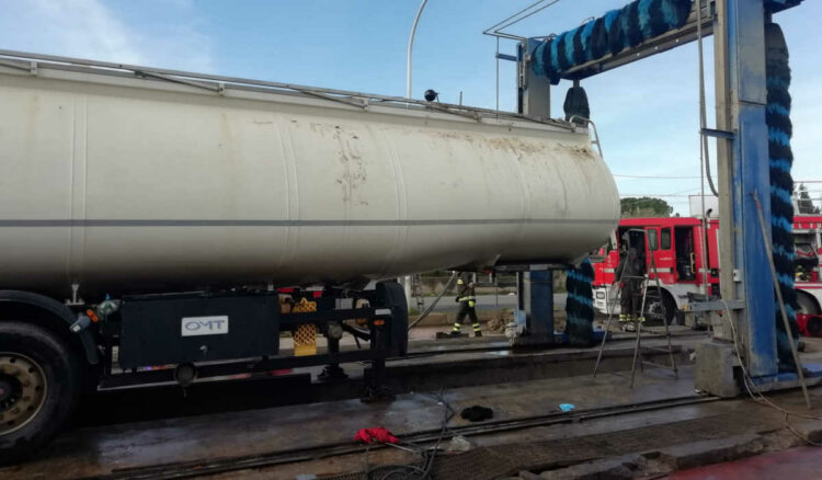 Scendono dentro autocisterna e rimangono storditi dai vapori, salvati sulla Vittoria-Acate