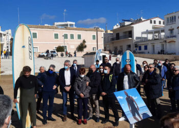 Marina di Ragusa, fiori e surfisti in ricordo di Andrea Muccio