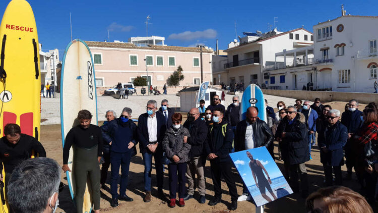 Marina di Ragusa, fiori e surfisti in ricordo di Andrea Muccio