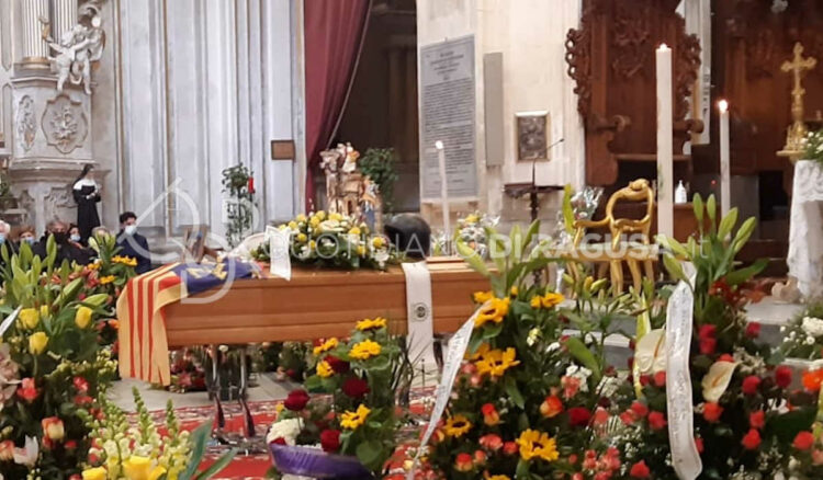 Modica, i funerali di Daniele Caschetto: silenzio e dolore
