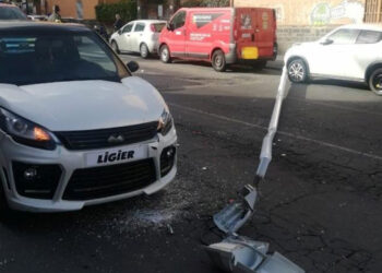 Palo della luce cade su auto a Catania