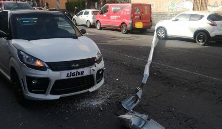 Palo della luce cade su auto a Catania