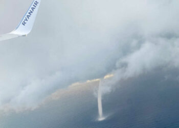 Tromba d’aria nel mare: le spettacolari foto dall’aereo