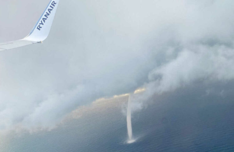 Tromba d’aria nel mare: le spettacolari foto dall’aereo