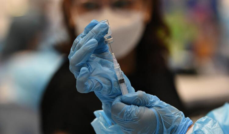 Variante Omicron, obbligo vaccino e terza dose