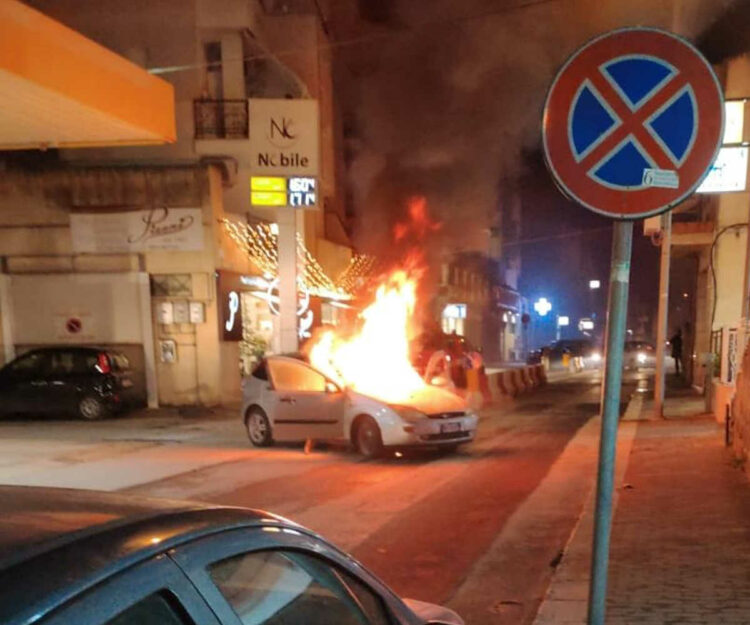 Auto a fuoco a Vittoria FOTO