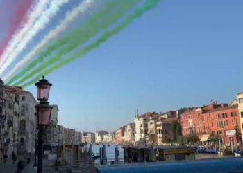 Milano-Cortina, Frecce Tricolori sul cielo di Venezia