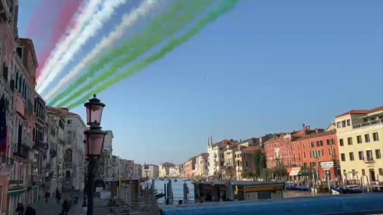 Milano-Cortina, Frecce Tricolori sul cielo di Venezia