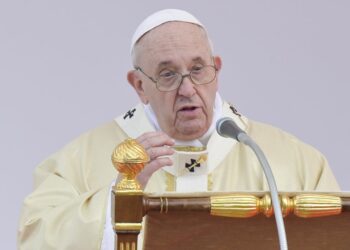 Papa “Accogliamo concretamente Dio in nostre oscurità”