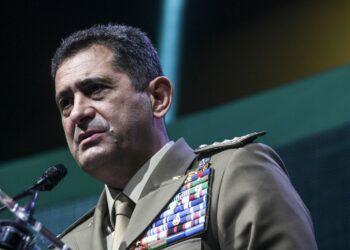 Covid, Figliuolo: “La barriera del vaccino funziona”