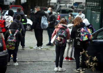 Tar Campania sospende l’ordinanza di De Luca, scuola torna in presenza