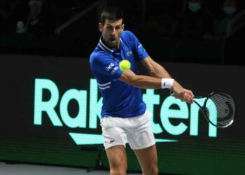 Djokovic si allena e spera, giallo su dichiarazioni di viaggio
