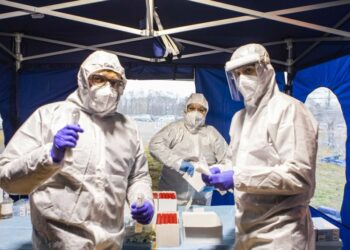 Covid, incidenza in aumento e Rt sale a 1,56