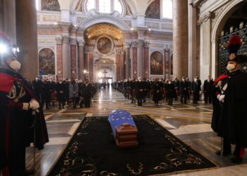 L’ultimo saluto a Sassoli, la moglie “Vita bella finita troppo presto”