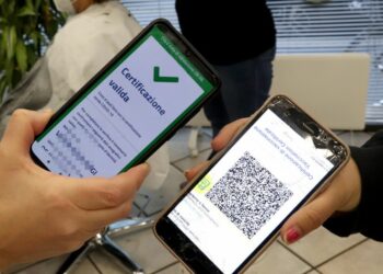 Draghi firma il Dpcm, niente green pass nei supermercati e nelle farmacie