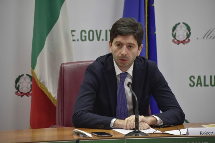 Covid, Speranza “Vaccini decisivi per contrastare Omicron”