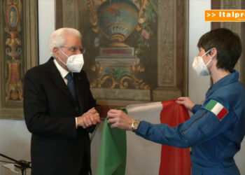 Mattarella consegna a Cristoforetti Tricolore che andrà nello spazio