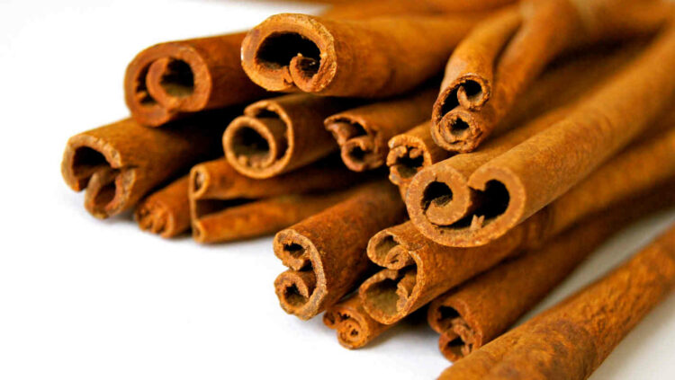 Lowering blood sugar with cinnamon: health benefits