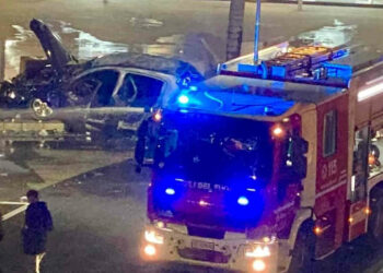 Auto si schianta su rotatoria a Ragusa e prende fuoco VIDEO