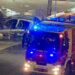 Auto si schianta su rotatoria a Ragusa e prende fuoco VIDEO