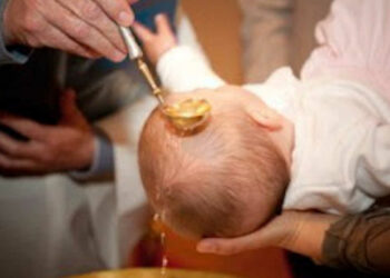 Battesimi e cresime, padrini sospesi fino al 2024