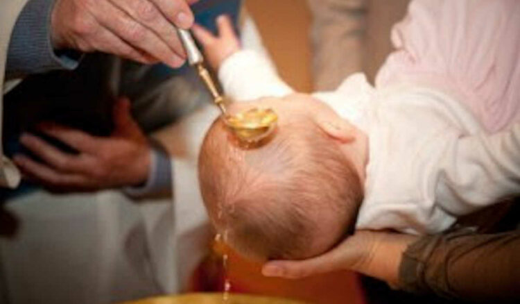 Battesimi e cresime, padrini sospesi fino al 2024