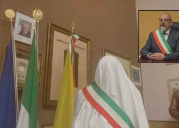 Belìce: il sindaco di Santa Margherita protesta travestito da fantasma