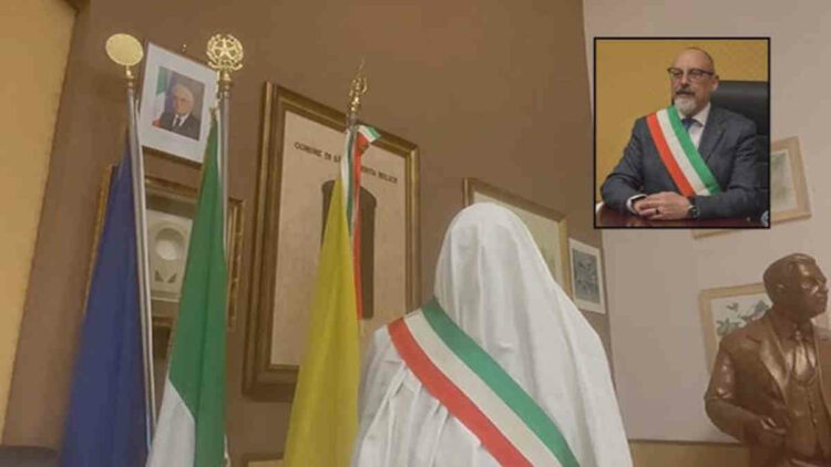 Belìce: il sindaco di Santa Margherita protesta travestito da fantasma